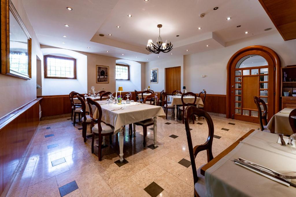 Restauracja lub miejsce do jedzenia w obiekcie Boutique Hotel Kaštel
