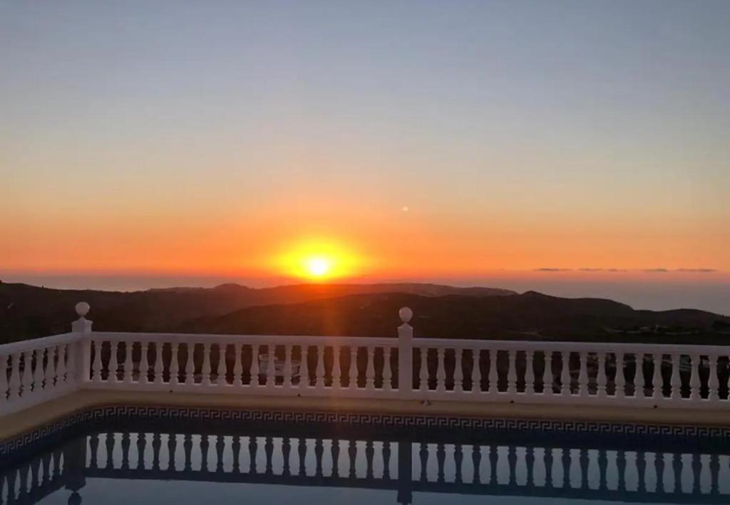 einen Sonnenuntergang vom Balkon eines Hauses in der Unterkunft Bella Vista Moraig in Benitatxell