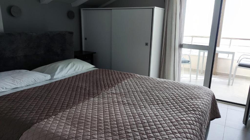 Postel nebo postele na pokoji v ubytování Retsina Apartments