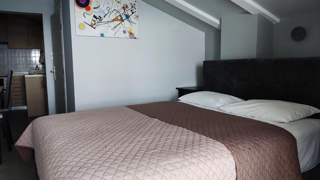 Postel nebo postele na pokoji v ubytování Retsina Apartments