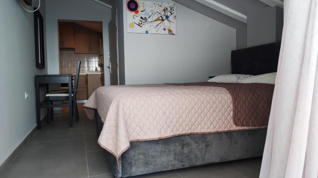 Postel nebo postele na pokoji v ubytování Retsina Apartments