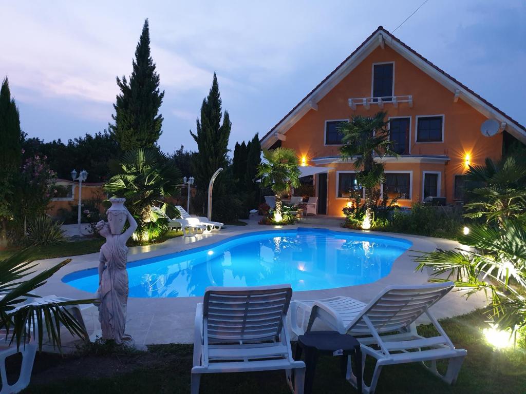 Villa con piscina frente a una casa en Paradise-Garden-Zamardi, en Zamárdi