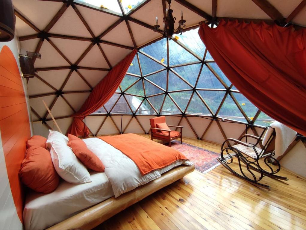 Habitación con cama en un iglú con ventana en Siya dome & glamping, en Çamlıhemşin