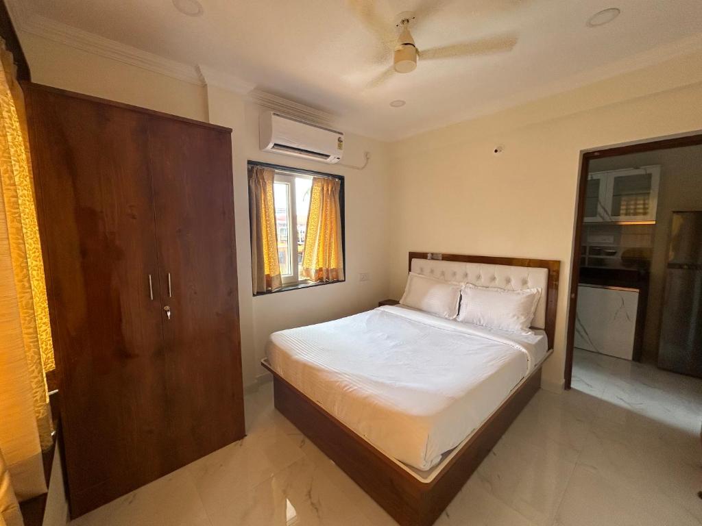 1 dormitorio con 1 cama grande en una habitación en HOLIDAY LUXURY APARTMENT, en Arpora