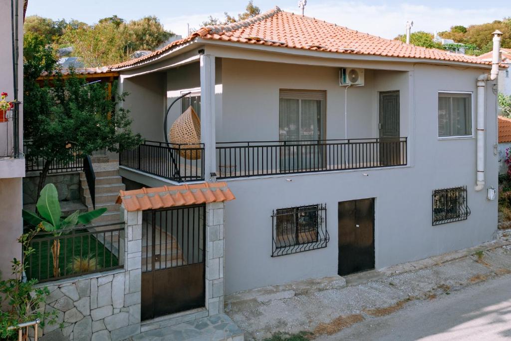 Cette maison blanche dispose d'un balcon. dans l'établissement OAZA Thasos, à Prinos