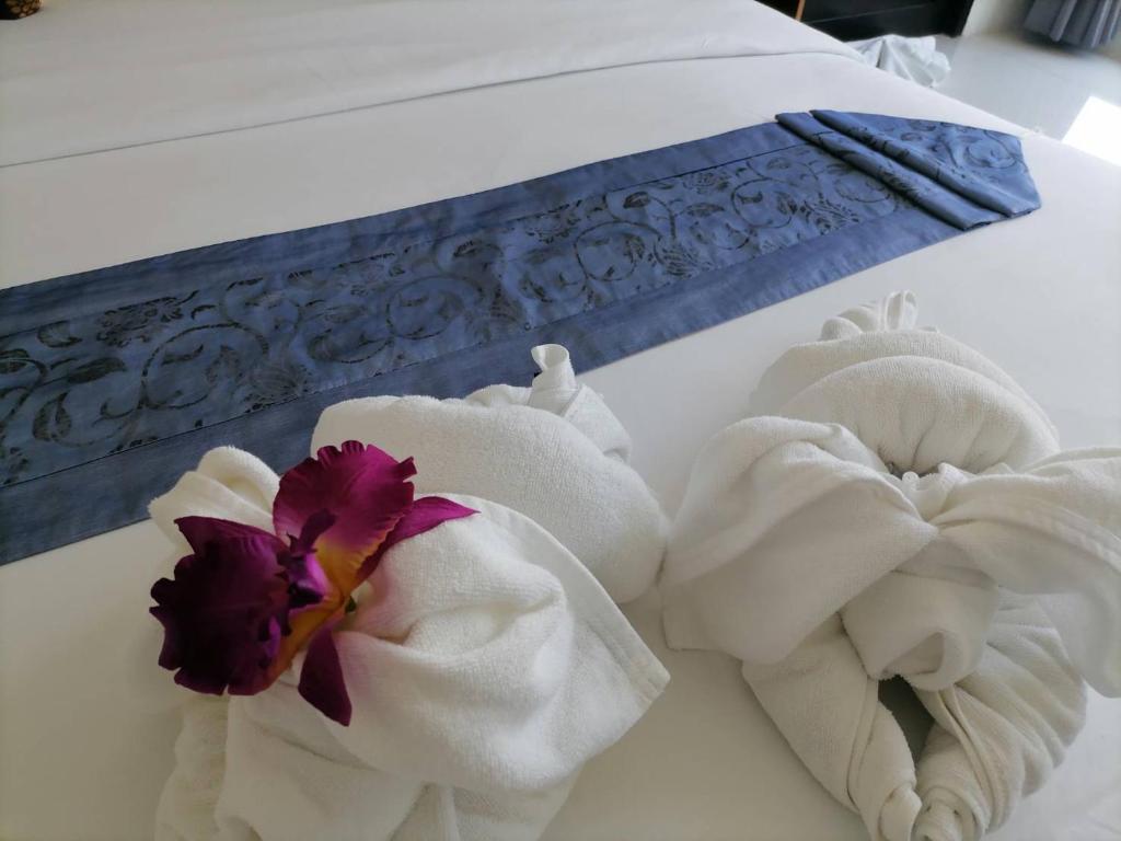 Postel nebo postele na pokoji v ubytování NJ PATONG HOTEL