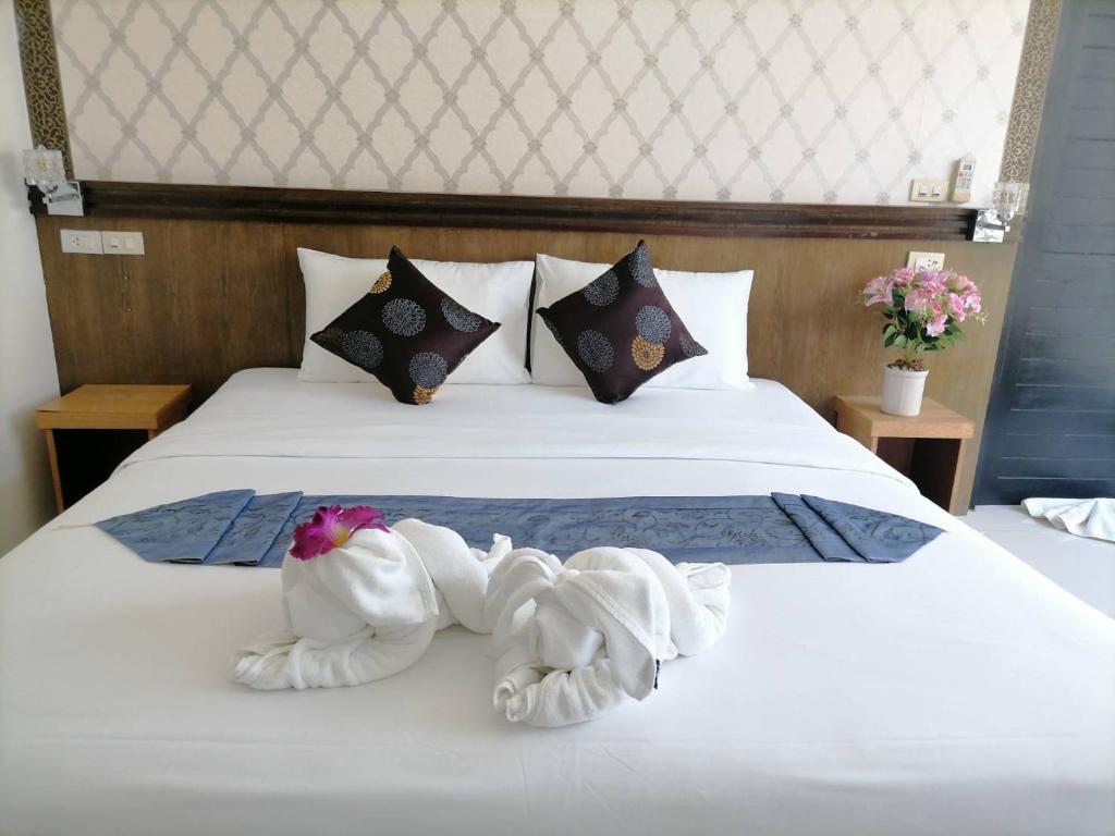 Postel nebo postele na pokoji v ubytování NJ PATONG HOTEL