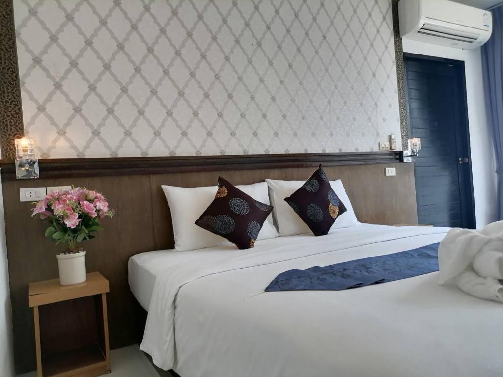 Postel nebo postele na pokoji v ubytování NJ PATONG HOTEL