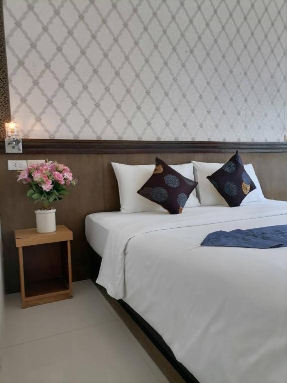Postel nebo postele na pokoji v ubytování NJ PATONG HOTEL