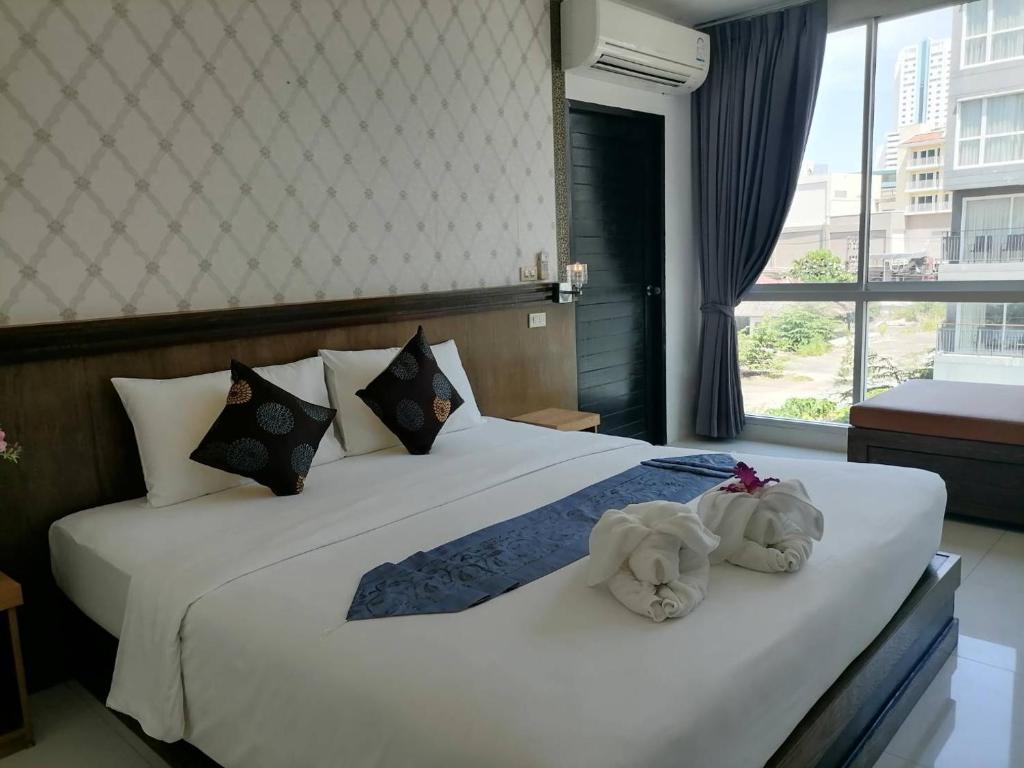 Postel nebo postele na pokoji v ubytování NJ PATONG HOTEL