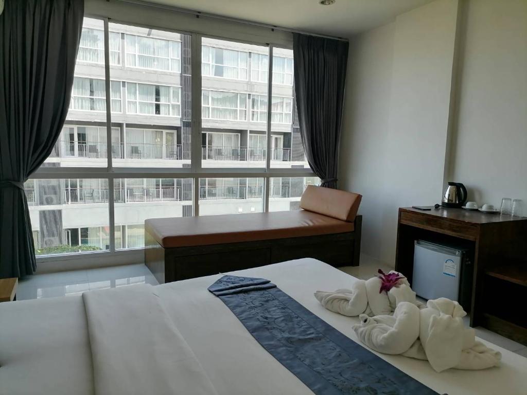 Postel nebo postele na pokoji v ubytování NJ PATONG HOTEL