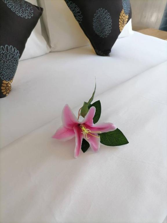 Postel nebo postele na pokoji v ubytování NJ PATONG HOTEL