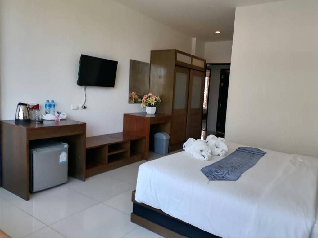 Postel nebo postele na pokoji v ubytování NJ PATONG HOTEL