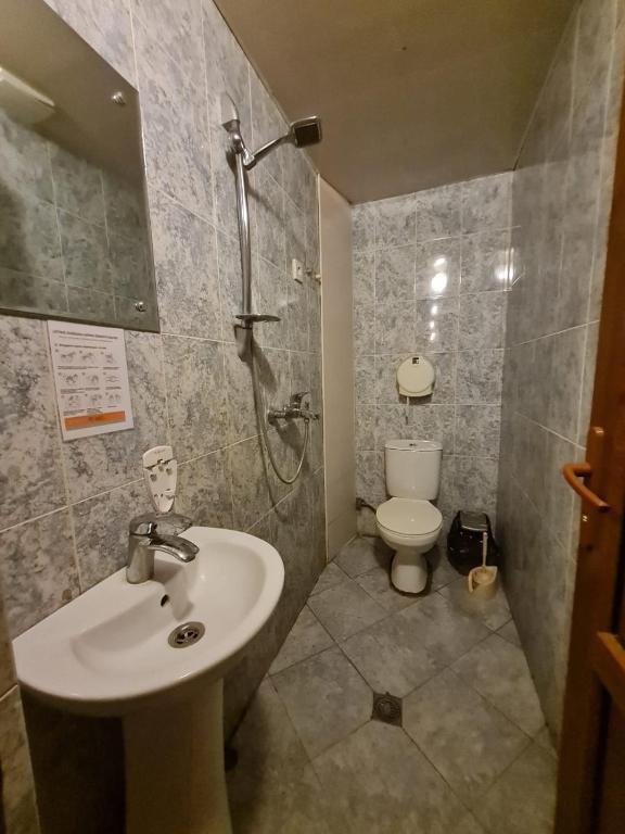 Koupelna v ubytování Piano Hotel