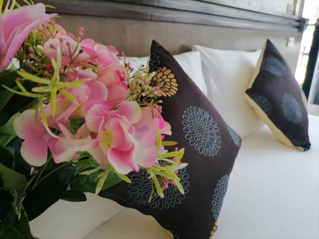 Postel nebo postele na pokoji v ubytování NJ PATONG HOTEL