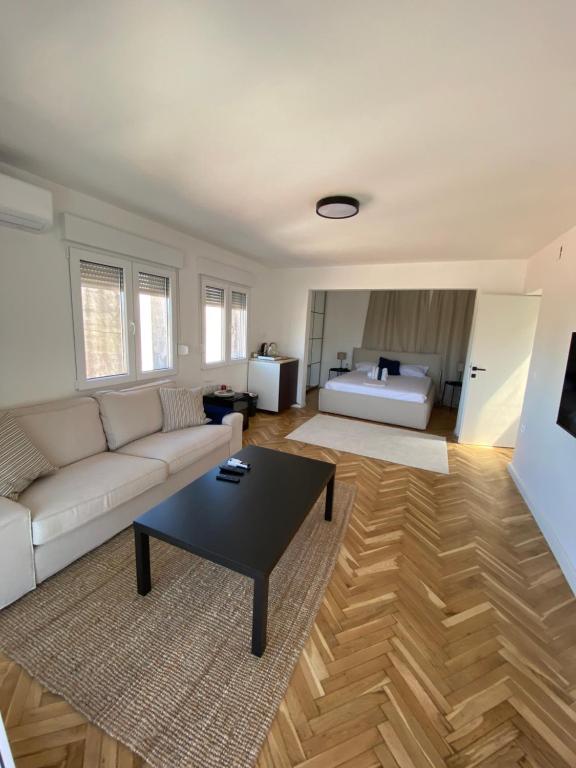 ein Wohnzimmer mit einem Sofa und einem Couchtisch in der Unterkunft Zadar Penthouse in Zadar