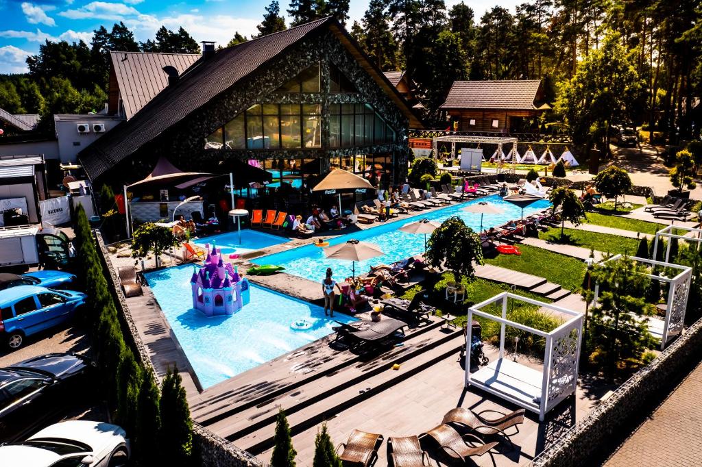 Bazén v ubytování Hotel Bacówka Radawa & SPA nebo v jeho okolí