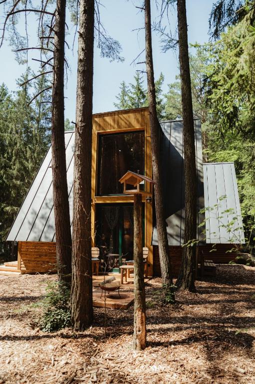 une cabane dans les arbres avec une tente dans l'établissement Chata Elske, 