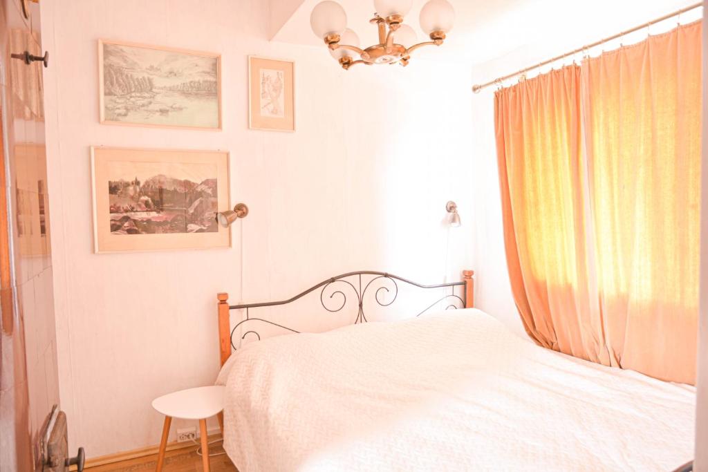 1 dormitorio con cama blanca y ventana en Sirbi House, en Tallin
