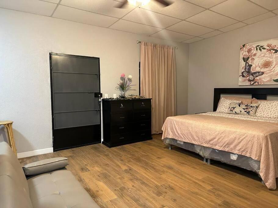 1 dormitorio con 1 cama y vestidor en Residencia preciosa de 2 planta en San Salvador