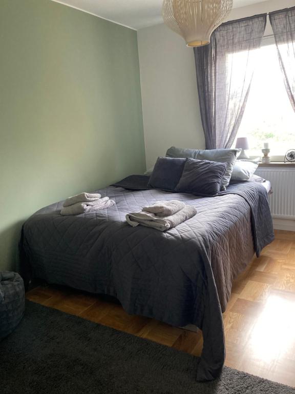 een slaapkamer met een bed met handdoeken erop bij Jane’s place in Stockholm