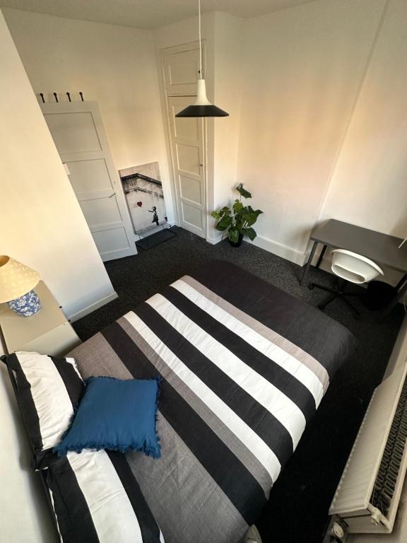 a bedroom with a large bed in a room at Shoreditch Rooms R3 in London