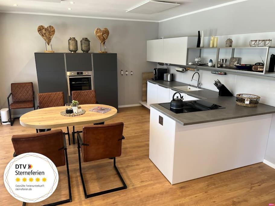 Una cocina o zona de cocina en Weinberg Holiday Idyllische Ruhe, nahe den Weinbergen