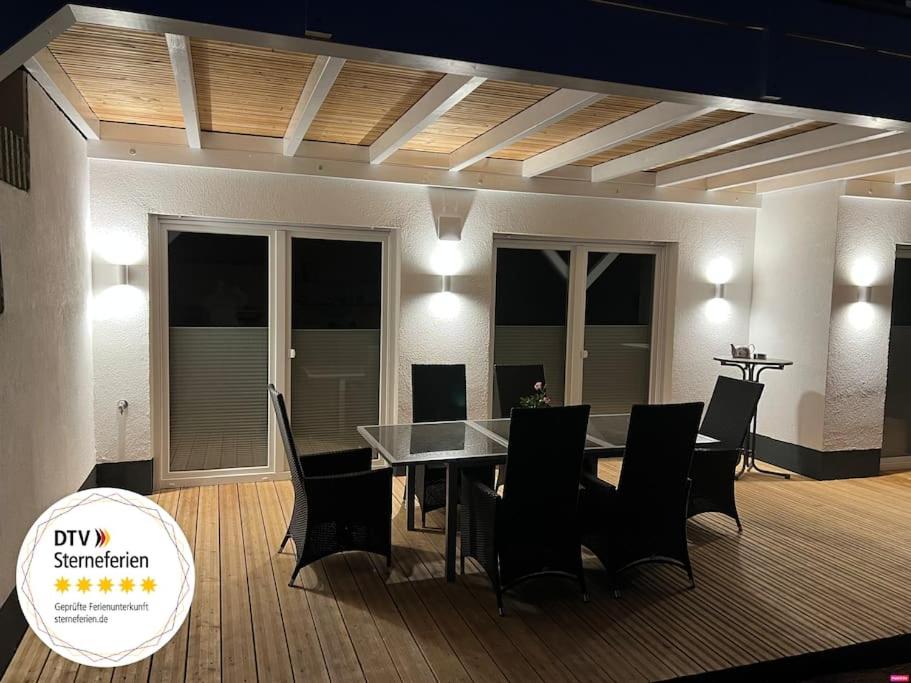 Un comedor con mesa y sillas en Weinberg Holiday Idyllische Ruhe, nahe den Weinbergen, en Traben-Trarbach