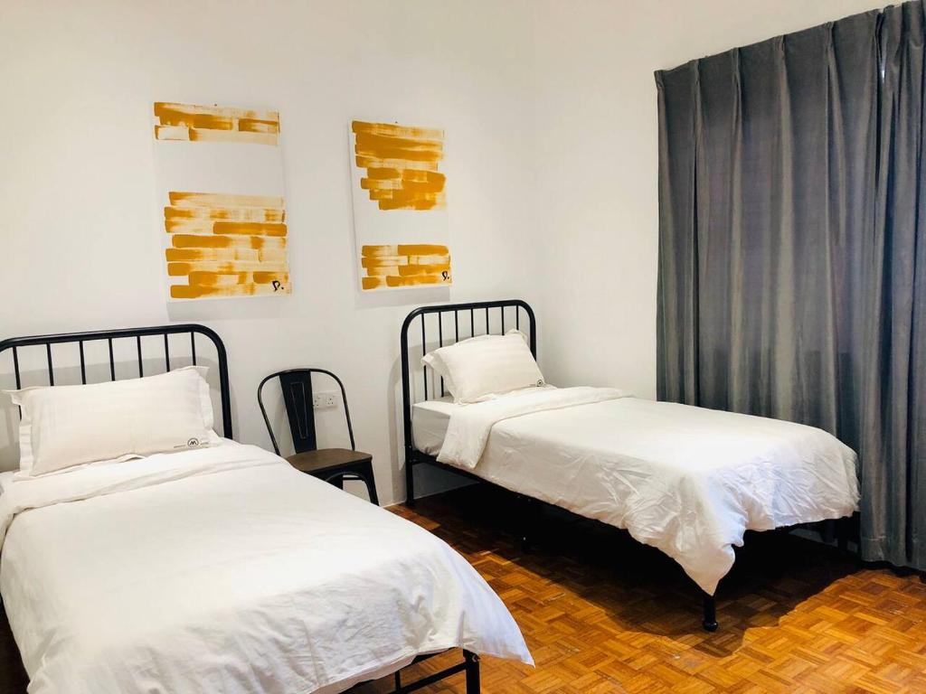 Postel nebo postele na pokoji v ubytování INS White House Ipoh
