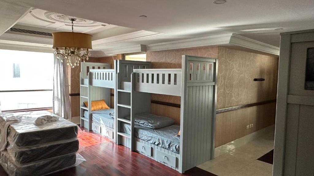 ドバイにあるNeyar Beach Vibesの二段ベッド2組が備わる客室です。