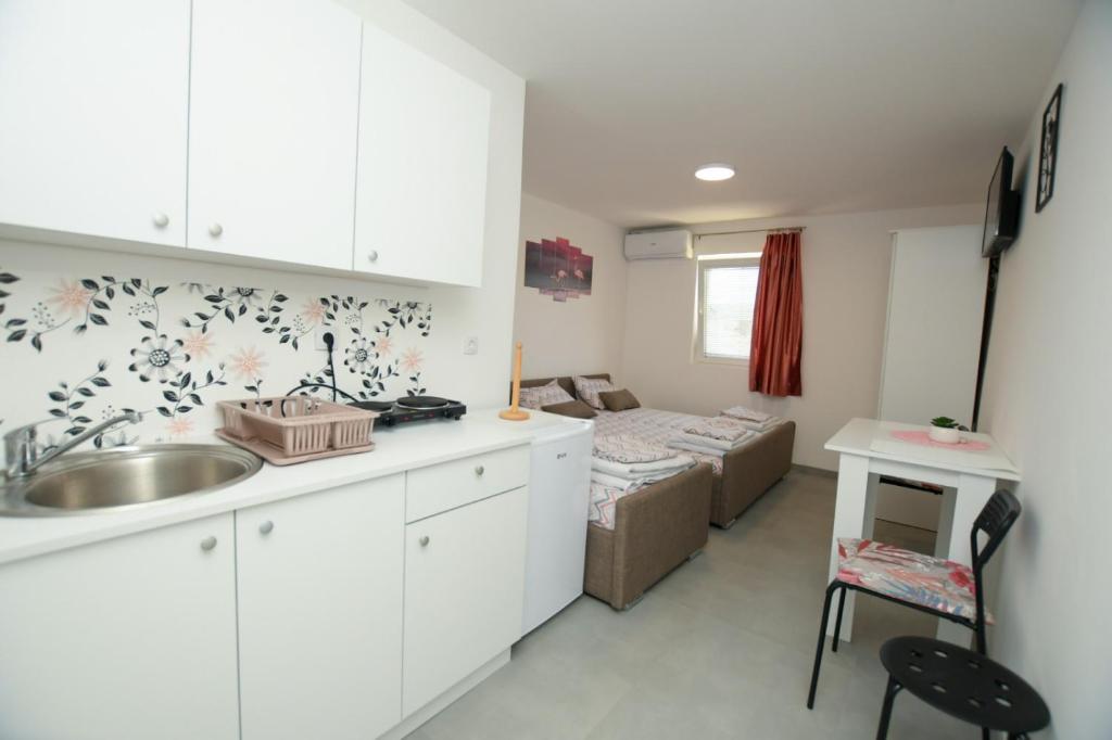 Kuchyň nebo kuchyňský kout v ubytování Olymp Apartmani