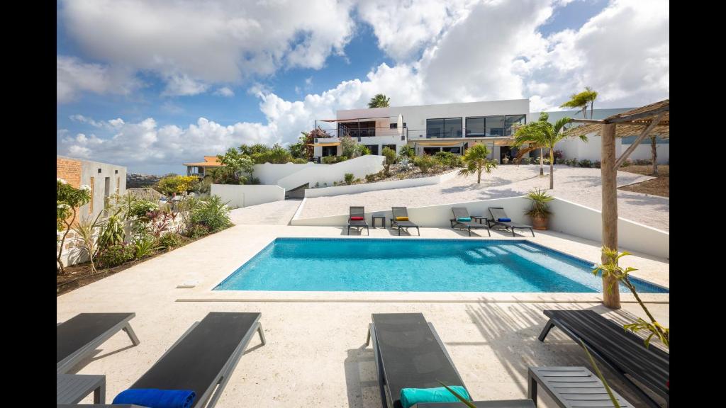 Bazén v ubytování Sasha Apartment - panoramic view with pool nebo v jeho okolí