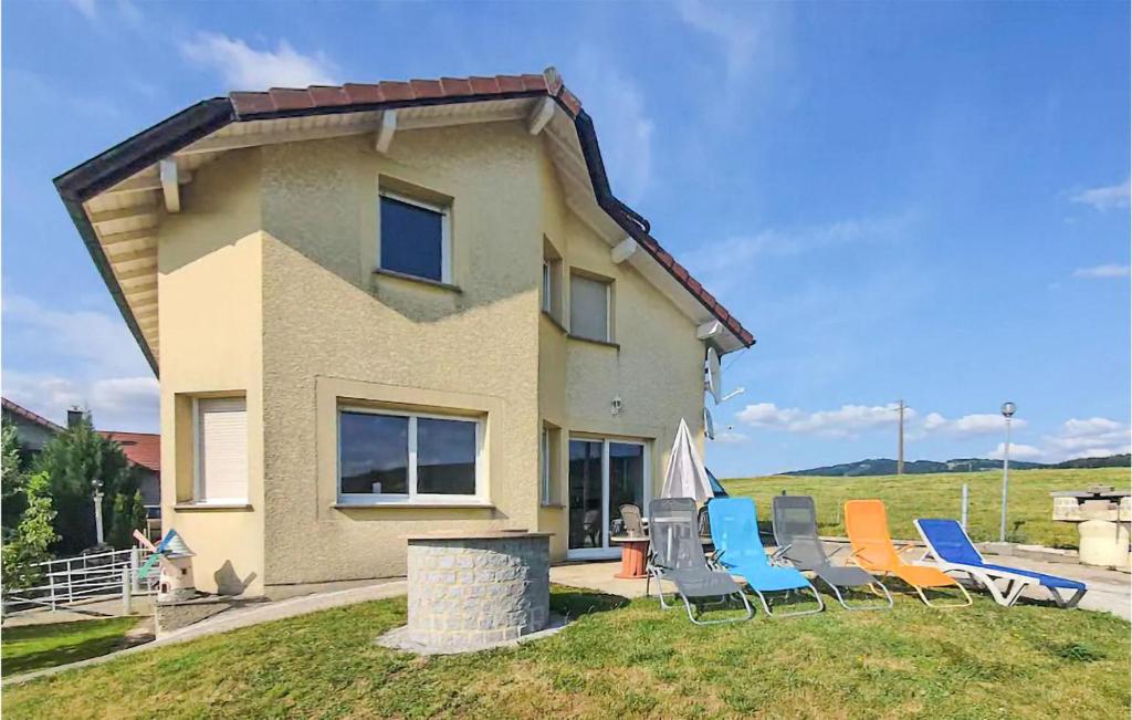 un groupe de chaises assis à l'extérieur d'une maison dans l'établissement 3 Bedroom Cozy Home In Ouhans, à Ouhans