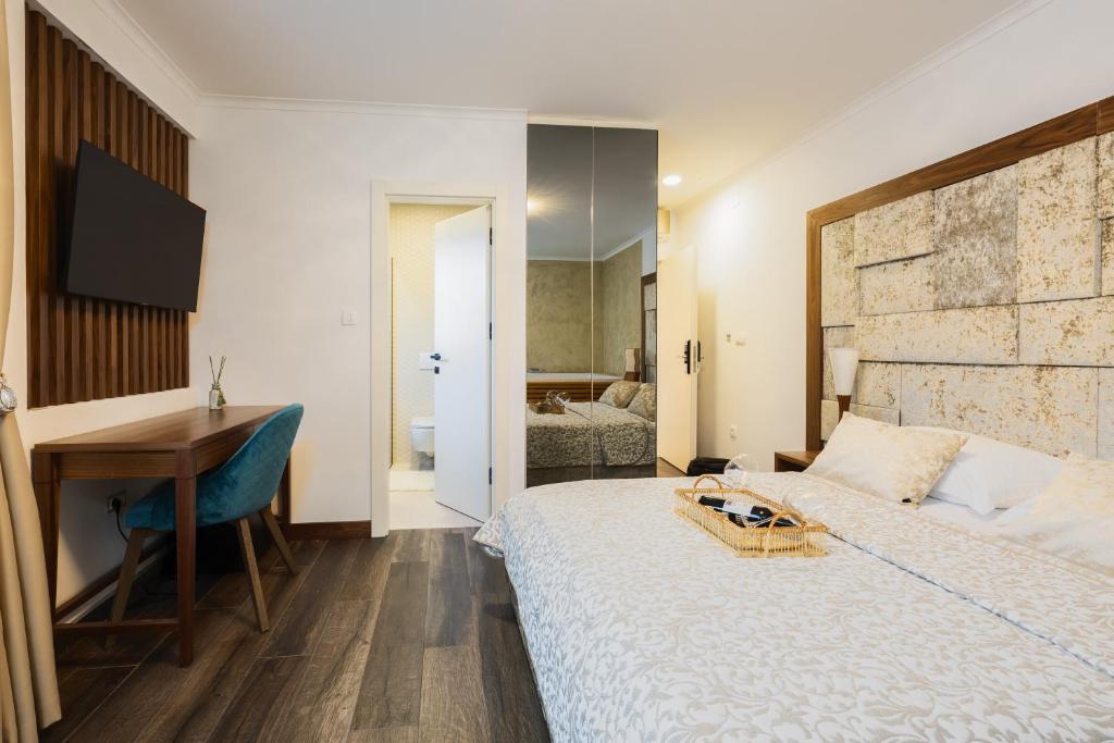 Postel nebo postele na pokoji v ubytování Grand Lakes Rooms