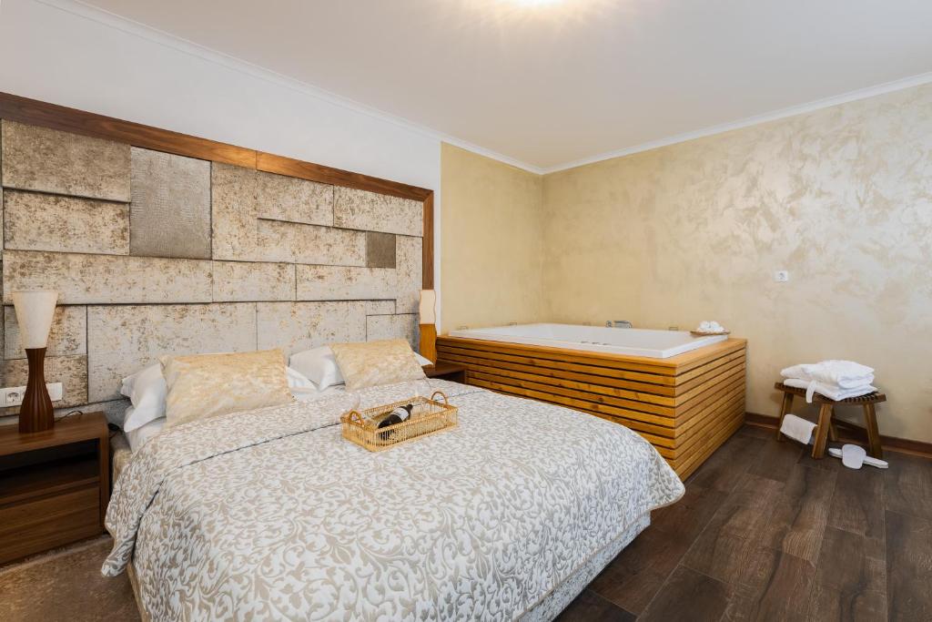 Postel nebo postele na pokoji v ubytování Grand Lakes Rooms