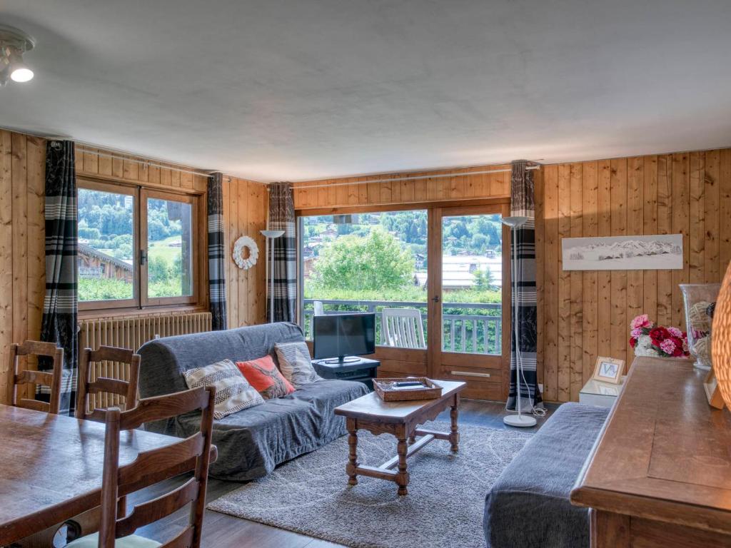 un salon avec un canapé et une table dans l'établissement Charmant 3 pièces à Megève - Balcons, Parking, Wifi, proche télécabine ! - FR-1-453-229, à Megève