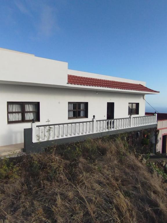 una casa blanca en la cima de una colina en Vivienda vacacional, en Mocanal