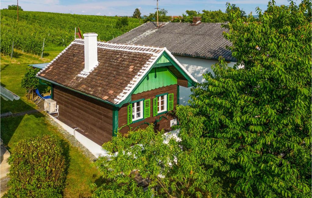 widok na dach domu z zielonym dachem w obiekcie Nice Home In Deutsch Schtzen With House A Panoramic View w mieście Deutschschützen