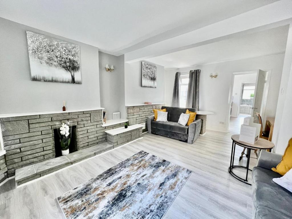 Executive 3 bedroom Port Talbot Town Centre Margam Sleeps 7, Taibach