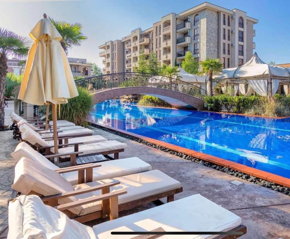 สระว่ายน้ำที่อยู่ใกล้ ๆ หรือใน Deluxe Appartements in Cascadas Family Resort Sunny Beach