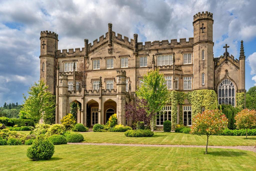 een oud kasteel met een gazon ervoor bij Finest Retreats - Apley Hall in Bridgnorth