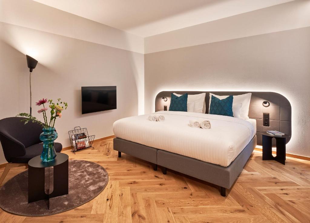 1 dormitorio con 1 cama grande y TV en URBANAUTS STUDIOS Fillgrader, en Viena