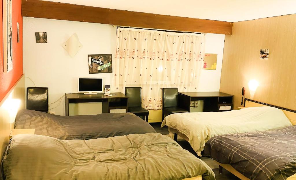 Postel nebo postele na pokoji v ubytování Hôtel Le Valéran
