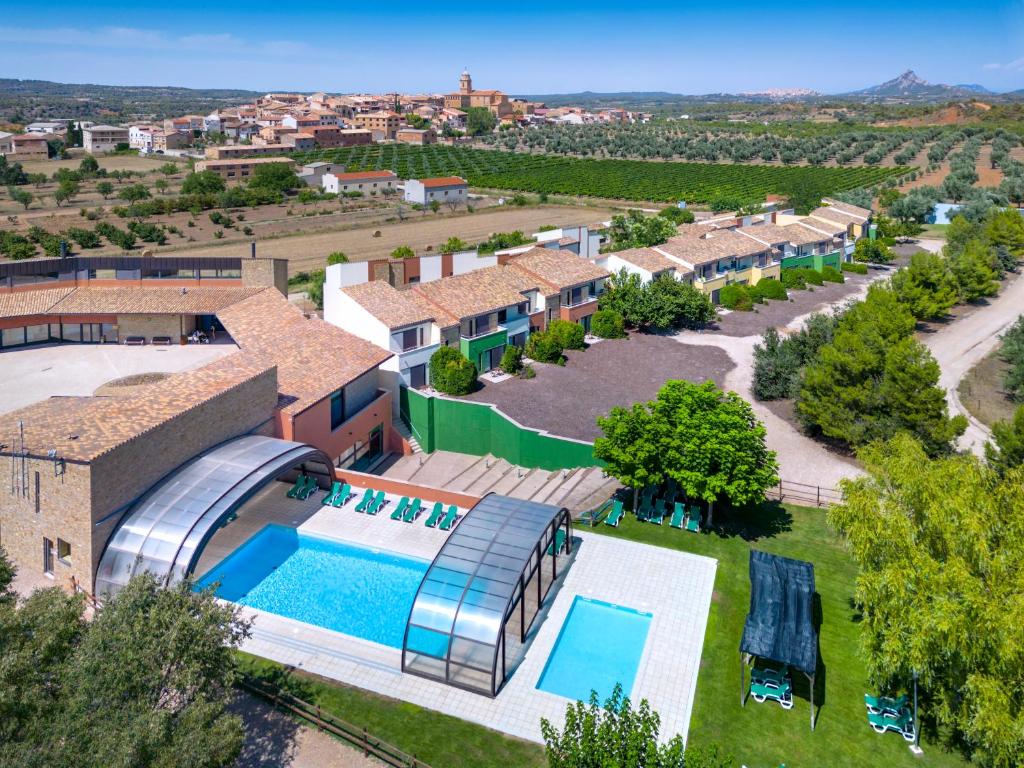 einen Luftblick auf eine Villa mit einem Pool in der Unterkunft Hotel Vilar Rural d'Arnes by Serhs Hotels in Arnés