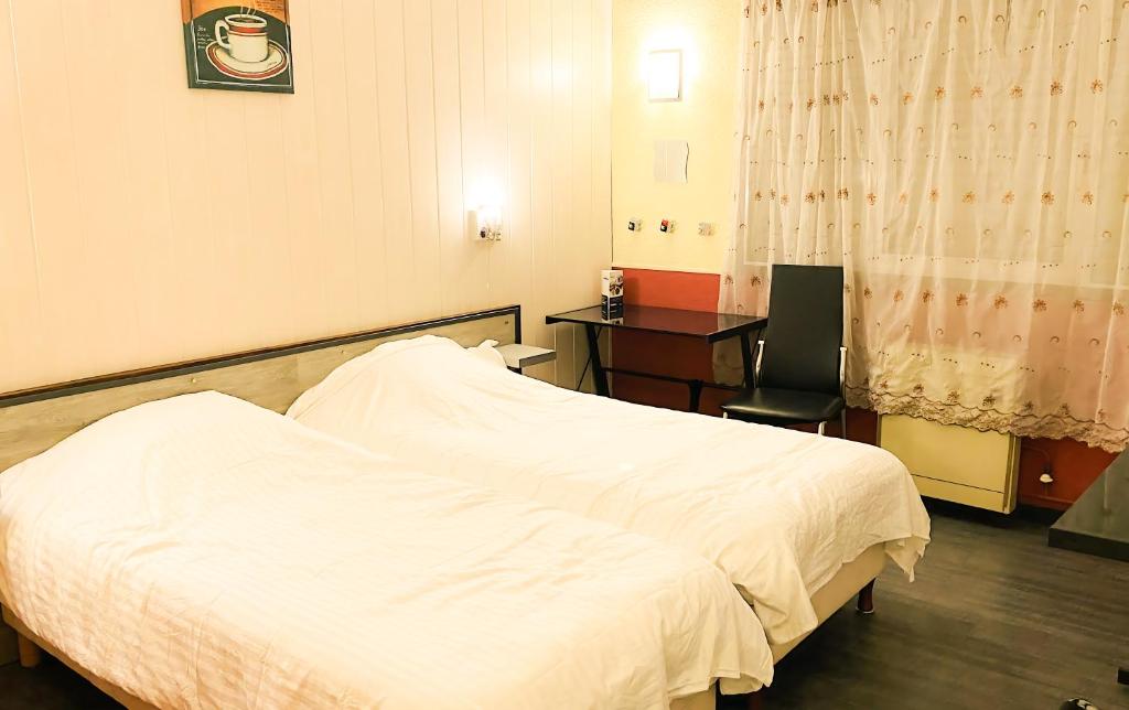 Postel nebo postele na pokoji v ubytování Hôtel Le Valéran