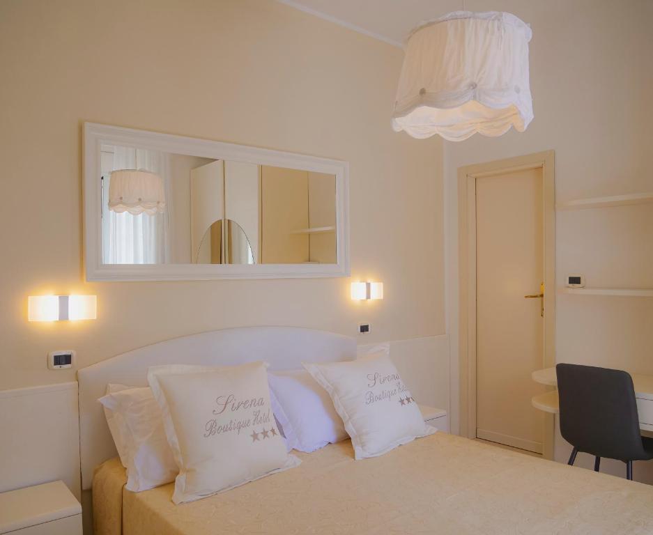 Postel nebo postele na pokoji v ubytování Sirena Boutique Hotel