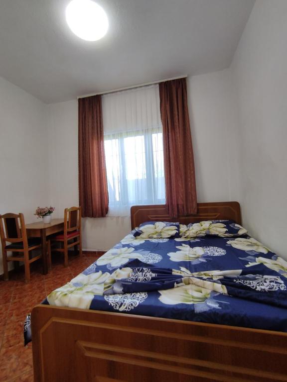 Postel nebo postele na pokoji v ubytování Ilirida-Swimming pool & garden view rooms for rent