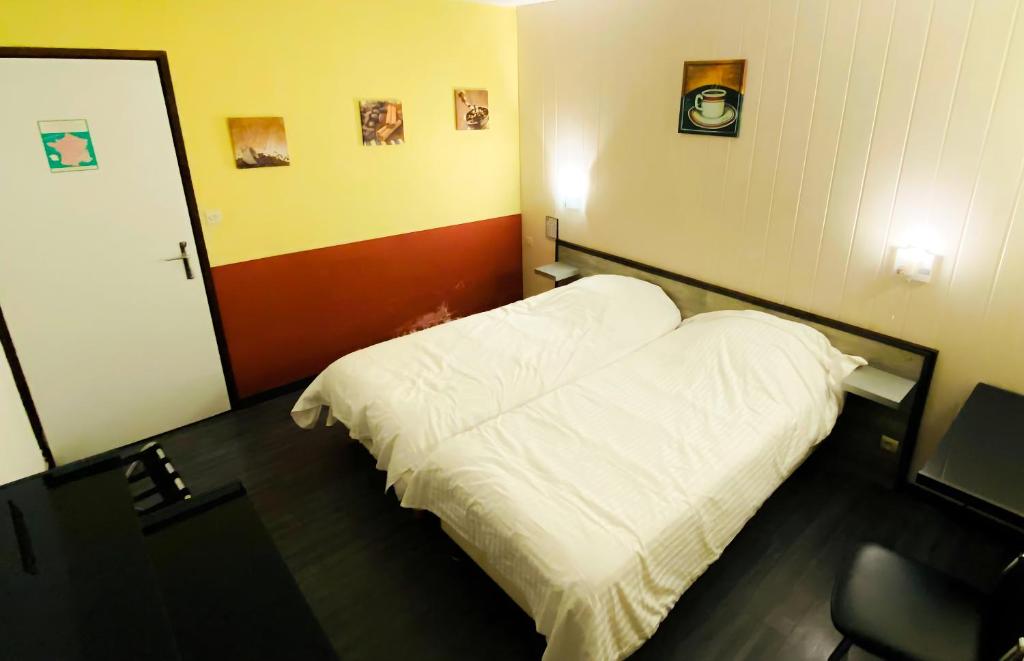 Postel nebo postele na pokoji v ubytování Hôtel Le Valéran