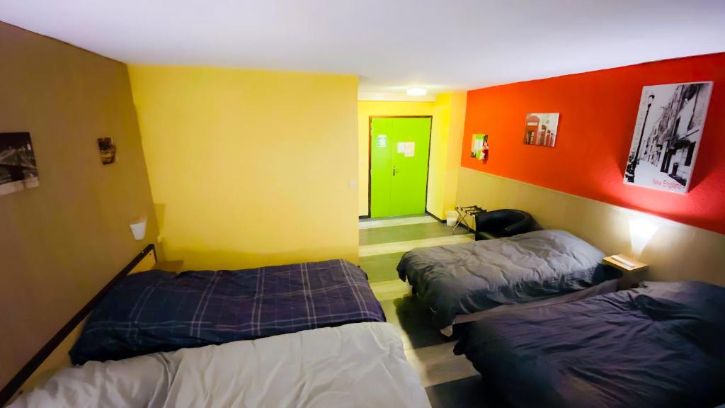 Postel nebo postele na pokoji v ubytování Hôtel Le Valéran