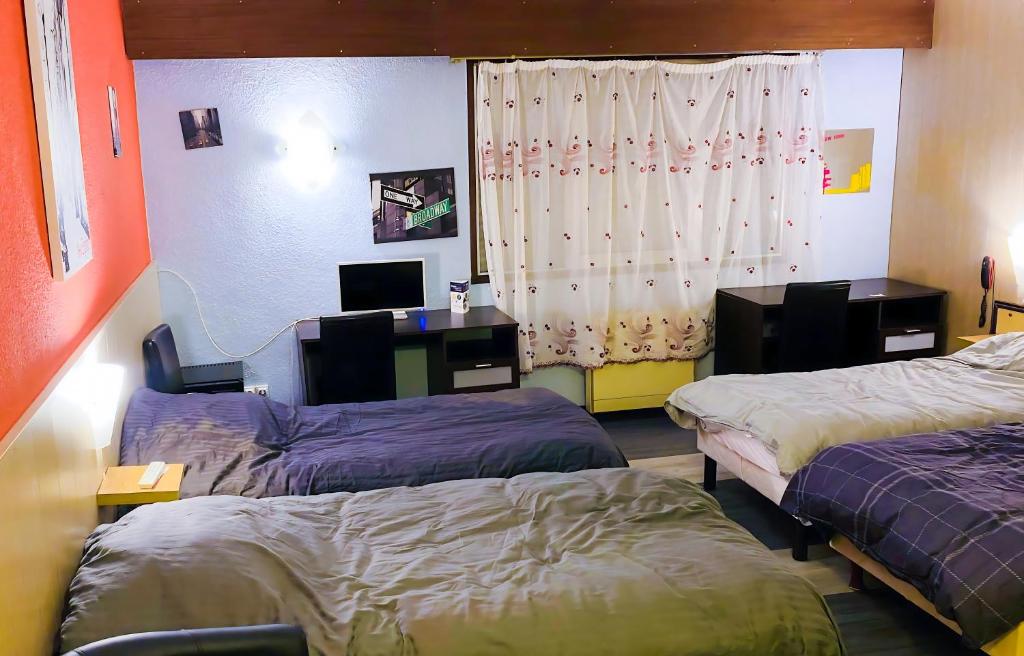 Postel nebo postele na pokoji v ubytování Hôtel Le Valéran